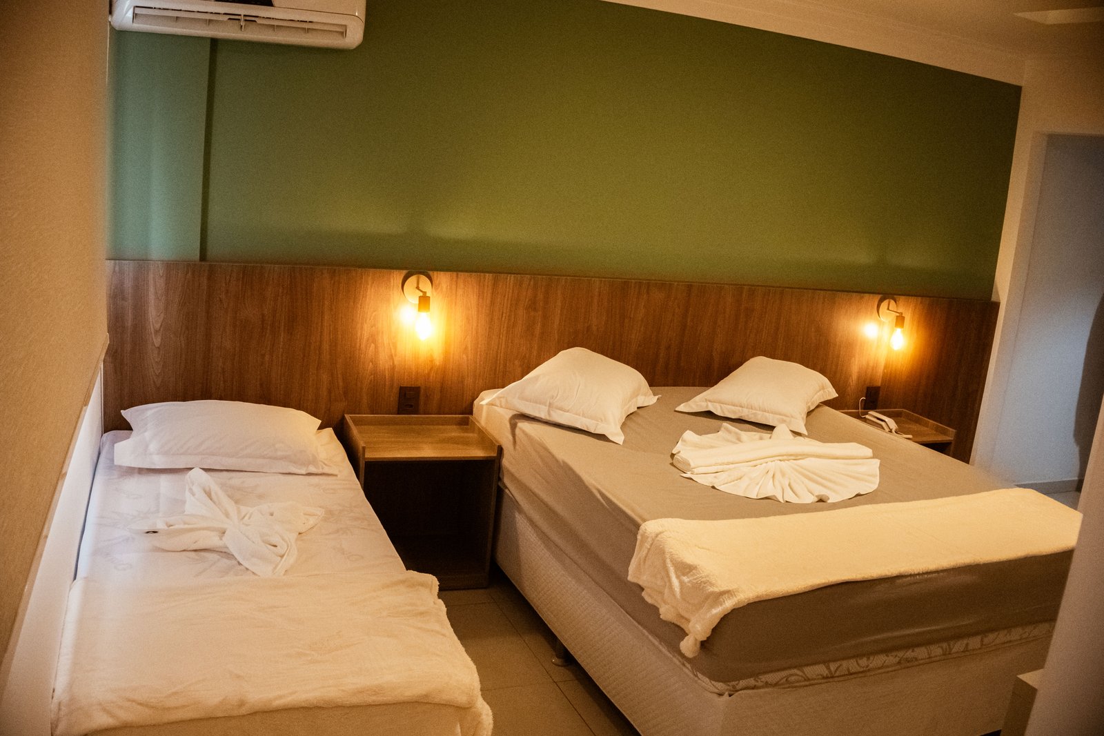 Quarto com cama de casal e solteiro